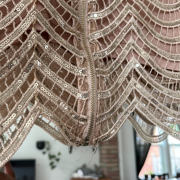 ✨ Sequin Scallop Top - Picture 7 of 8